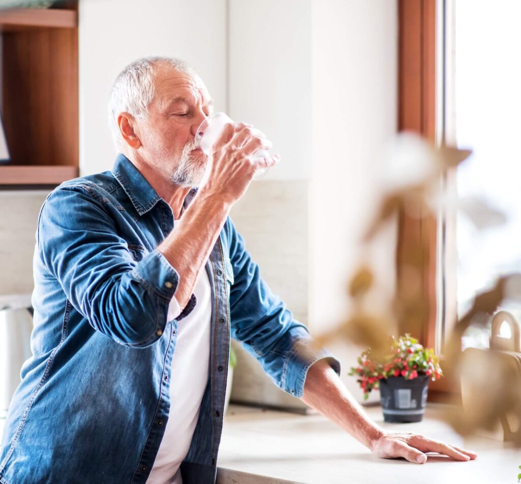 Dehydration - Mann beim Trinken